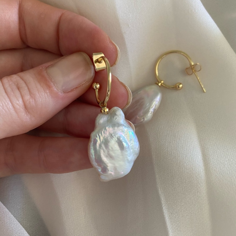 Baroque pearls on the hoops - Picture 2 of 4